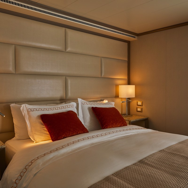Medallion Suite - Silver Shadow